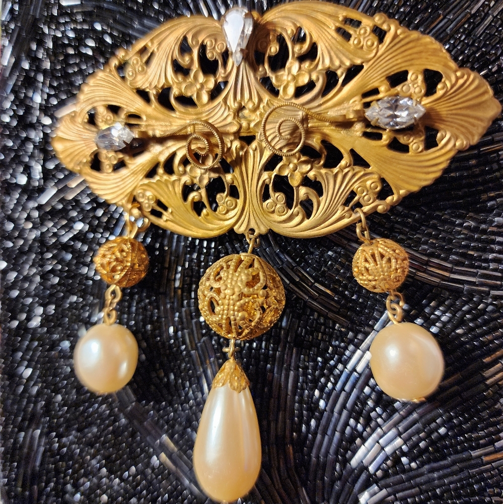 Elegant Gold and Pearl Filigree Brooch